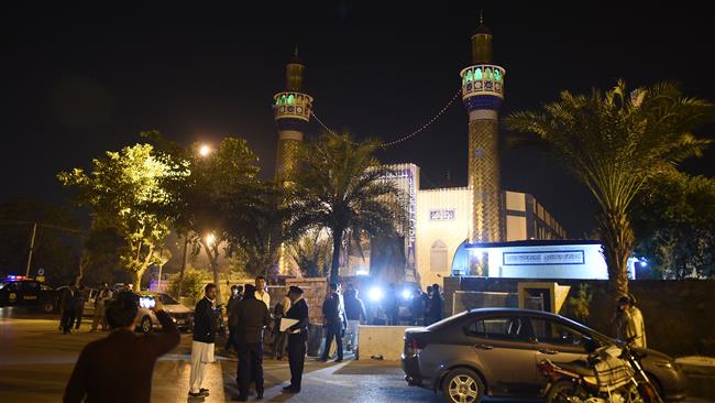 Security personnel gather outside a Shia Muslim mosque after gunmen killed a man in Islamabad, Pakistan, November 29, 2017. (Photo by AFP)