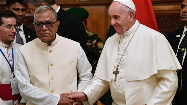 Pope Francis holds hands with President of Bangladesh Abdul Hamid (L) upon arrival at the presidential palace in Dhaka on November 30, 2017. (Photo by AFP)