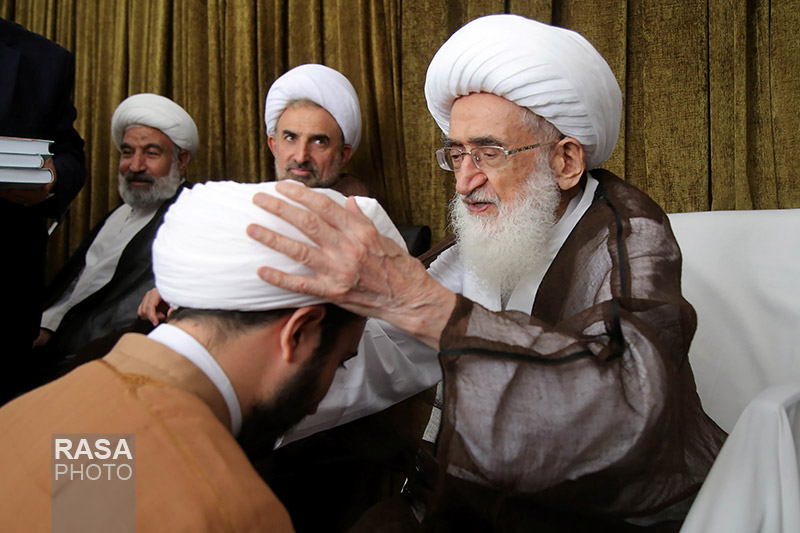 آیت الله نوری همدانی ہاتھوں عمامہ گزاری
