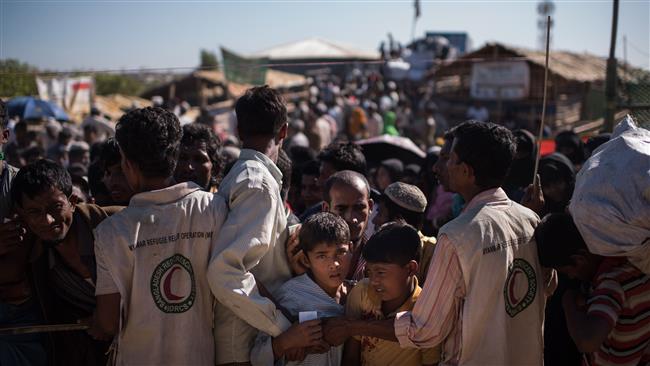 Rohingya Muslim refugee children line up for aid supplies at the Kutupalong refugee camp in Cox’s Bazar, in Bangladesh, December 4, 2017. (Photo by AFP)
