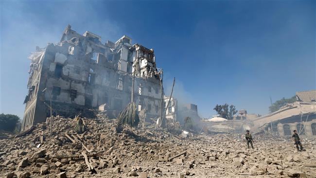 Ansarullah fighters inspect the damage after the Saudi-led coalition targeted Yemen’s presidential palace in the capital Sana’a on December 5, 2017. (Photo by AFP)