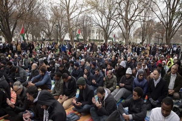 مسلمون يؤدون صلاة الجمعة أمام البيت الأبيض 