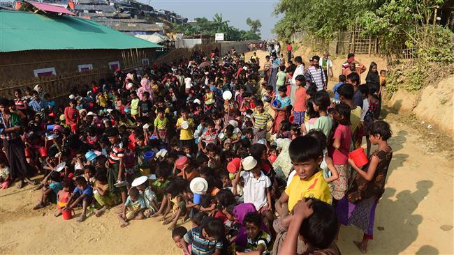 Rohingya refugee children wait for food at a food distribution center in the Thankhali refugee camp in the Bangladeshi district of Ukhia, November 23, 2017. (Photo by AFP)