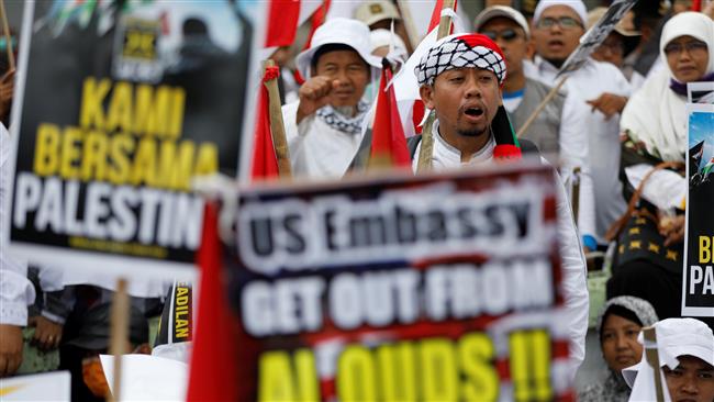 Indonesians protest outside the US embassy in Jakarta against US President Donald Trump for his recognition of Jerusalem al-Quds as the "capital" of Israel, December 10, 2017. (Photo by Reuters)