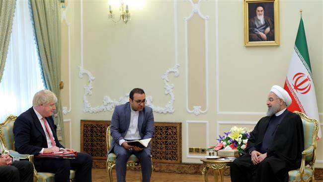 Iranian President Hassan Rouhani (R) and British Foreign Secretary Boris Johnson meet in Tehran on December 10, 2017. (Photo by president.ir)