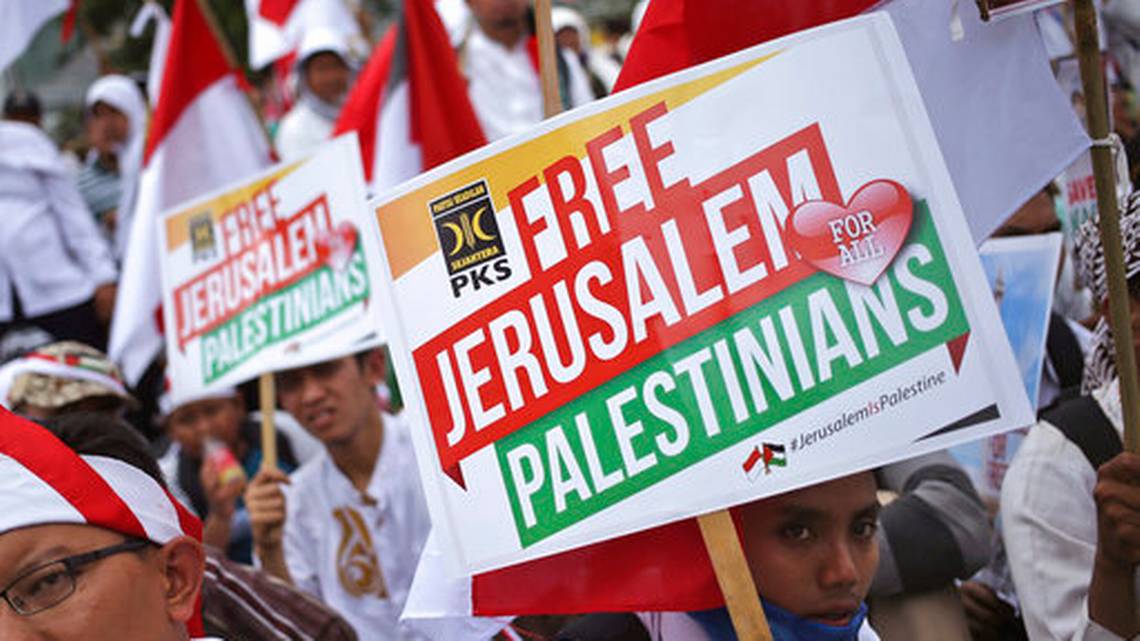 الاف الاندونيسيين يتظاهرون أمام السفارة الأمريكية نصرة للقدس الشريف 