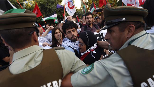 Chilean protesters clash with the police during a protest against the US and Israel,in front of the American embassy in Santiago on December 11, 2017. (Photo by AFP)