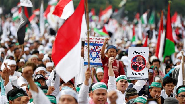 Protesters hold signs during a rally to condemn US President Donald Trump’s decision to recognize Jerusalem al-Quds as Israel’s “capital,” in Jakarta, Indonesia, on December 17, 2017. (Photo by Reuters)