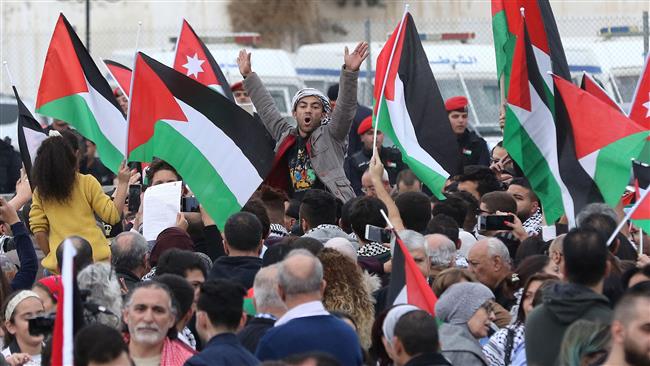 Protesters shout slogans against US President Donald Trump during a demonstration near the American embassy in the Jordanian capital Amman, on December 22, 2017. (AFP photo)