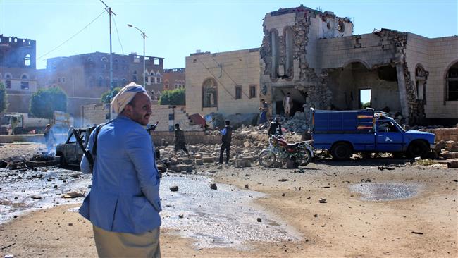 Yemenis inspect damage at the site of a Saudi-led airstrike, in the northwestern city of Sa’ada, December 20, 2017. (Photo by AFP)