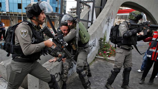 Israeli forces detain a Palestinian man during clashes with Palestinian protesters north of Ramallah in the occupied West Bank, December 22, 2017 (Photo by AFP)
