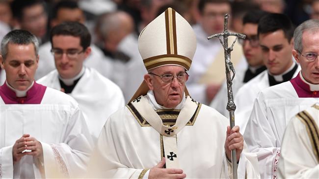 Pope Francis (C) is pictured at the end of the Christmas Eve Mass on December 24, 2017 at St. Peter’s Basilica, the Vatican. (Photo by AFP)