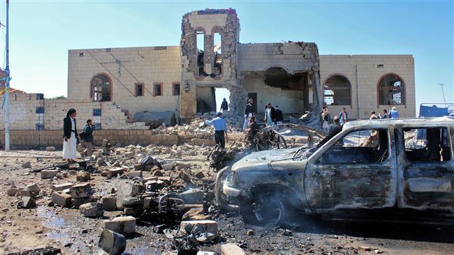 Yemenis inspect damage at the site of a Saudi-led coalition airstrike in the northwestern city of Sa’ada on December 20, 2017. (Photo by AFP)