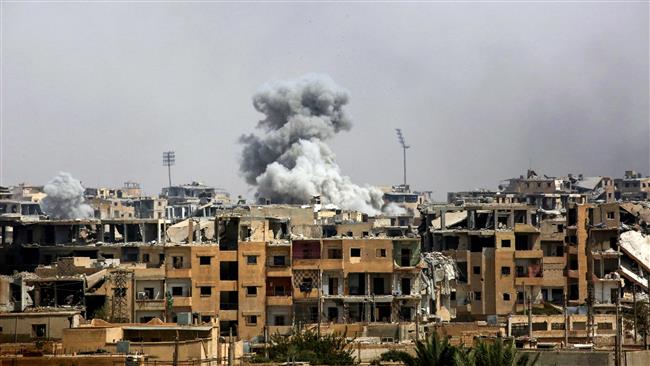 A picture taken on September 5, 2017 shows smoke billowing out following a US-led coalition airstrike in the western al-Daraiya neighborhood of the embattled northern Syrian city of Raqqah. (Photo by AFP)