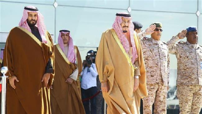Saudi Royal Guard members stand on duty in the capital Riyadh on November 26, 2017. (AFP photo)