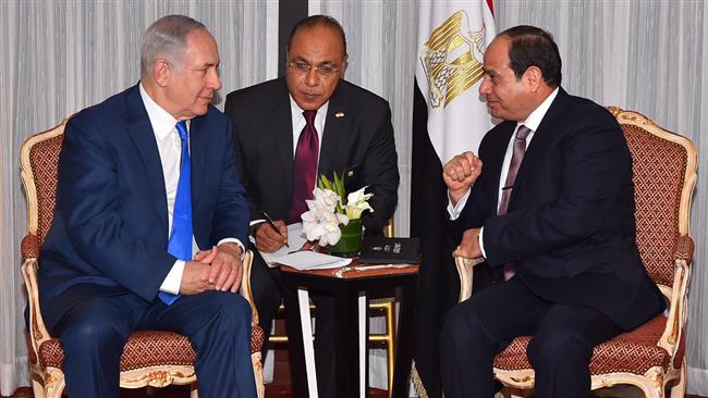 The handout released by the Egyptian Presidency shows Israeli Prime Minister Benjamin Netanyahu (L) meeting with Egyptian President Abdel Fattah el-Sisi in New York on September 18, 2017. (Photo by AFP)