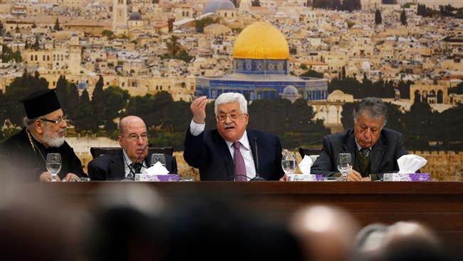 Palestinian President Mahmoud Abbas (C-R) speaks during a meeting in the West Bank city of Ramallah on January 14, 2018. (Photo by AFP)