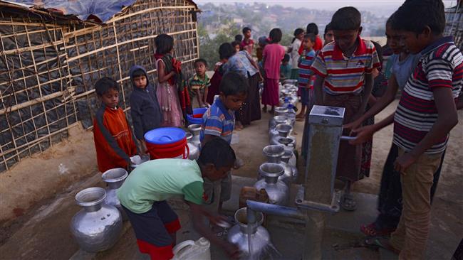 Young Rohingya Muslim refugees collect drinking water at Kutupalong refugee camp in the Bangladeshi district of Ukhia on January 8, 2018. (Photo by AFP)