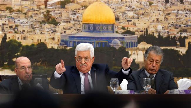 Palestinian president Mahmoud Abbas (C) speaks during a meeting in the West Bank city of Ramallah on January 14, 2018. (Photo by AFP)
