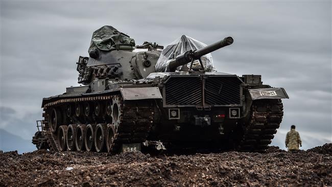 A Turkish tank is stationed near the Syrian border on January 25, 2018, as part of concerted attacks against Kurdish militants in the Arab country’s northern region of Afrin. (Photo by AFP)