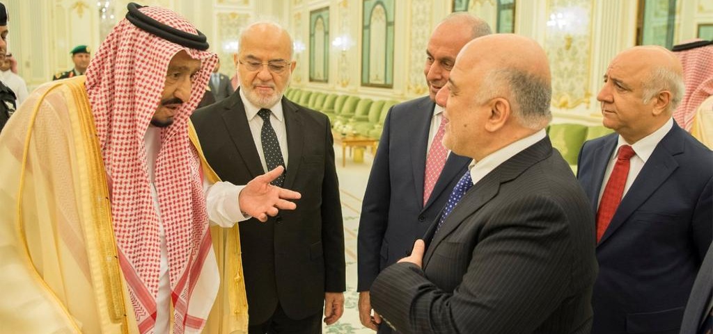 Saudi Arabia’s King Salman (L) speaks with Iraqi prime minister Haider al-Abadi (R) in Riyadh on October 22, 2017