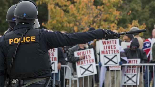 Police stand between protesters during a White Lives Matter rally in Shelbyville, Tennessee, October 28, 2017l. (Photo by AFP)