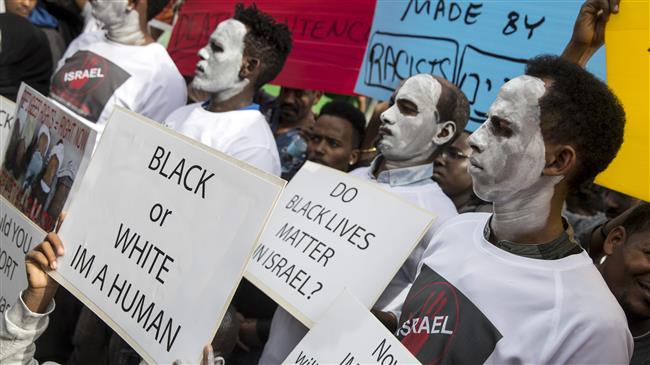 African migrants demonstrate with white paint on their faces outside the Embassy of Rwanda in Israel on February 7, 2018, against an Israeli plan to forcibly deport African refugees and asylum seekers to Rwanda and Uganda. (Photo by AFP)