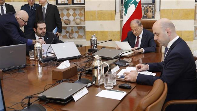 Lebanese President Michel Aoun (C) and Prime Minister Saad Hariri (L) are pictured at a cabinet meeting on February 8, 2018. (Photo by NNA)