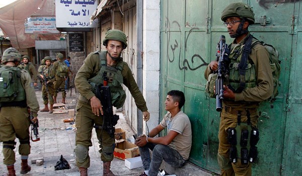 Israeli soldiers capture Palestinians