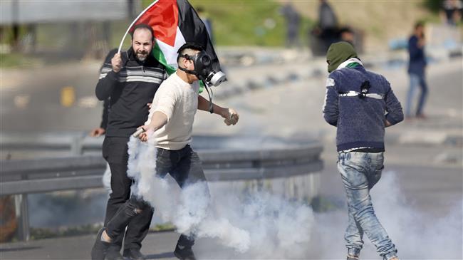 Palestinian protesters clash with Israeli troops in the West Bank city of Nablus on February 9, 2018. (Photo by AP)