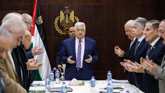 Palestinian President Mahmoud Abbas recites a prayer prior to chairing a meeting of the Palestine Liberation Organization (PLO) Executive Committee at the Palestinian Authority headquarters in the occupied West Bank city of Ramallah on February 3, 2018. (AFP photo)