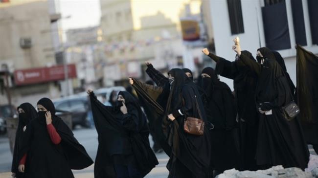 Bahraini women shout slogans during clashes with riot police in the village of Daih, west of the capital Manama, on January 4, 2016. (Photo by AFP)