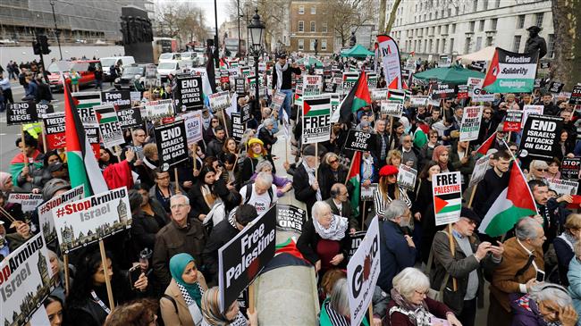 Protesters with placards and Palestinian flags crowd the street during a protest march on Whitehall opposite Downing Street in central London on April 7, 2018. (Photo by AFP)