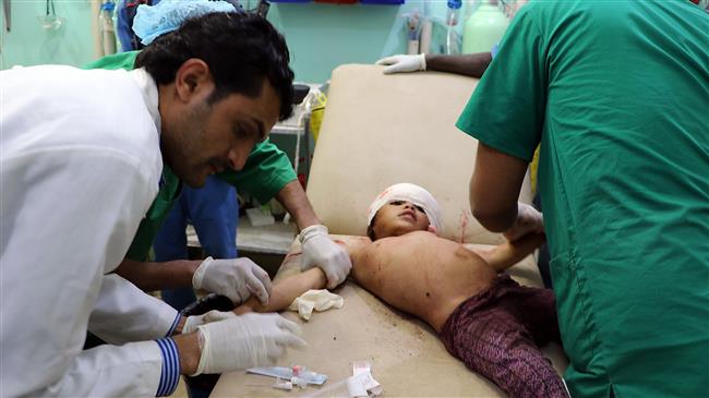 Physicians treat a child injured in a Saudi airstrike in the northern Yemeni province of Sa’ada, March 7, 2018. (Photo by AFP)