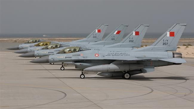 A line-up of four US-made F-16 fighter jetsat the holding ramp of Isa Air Base, Bahrain (file photo)