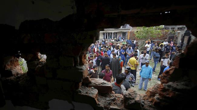 Kashmiri residents gather at the scene of an encounter between Indian security forces and pro-independence fighters in the Gassi Mohalla area of Srinagar on May 5, 2018. (Photo by AFP)