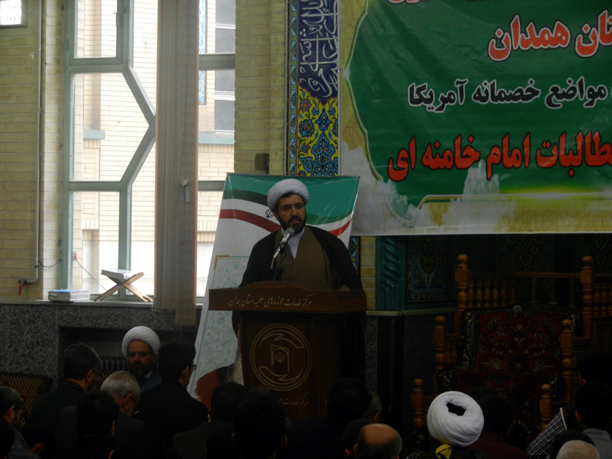 تجمع طلاب حوزه علمیه همدان نسبت به مواضع دشمنانه امریکا