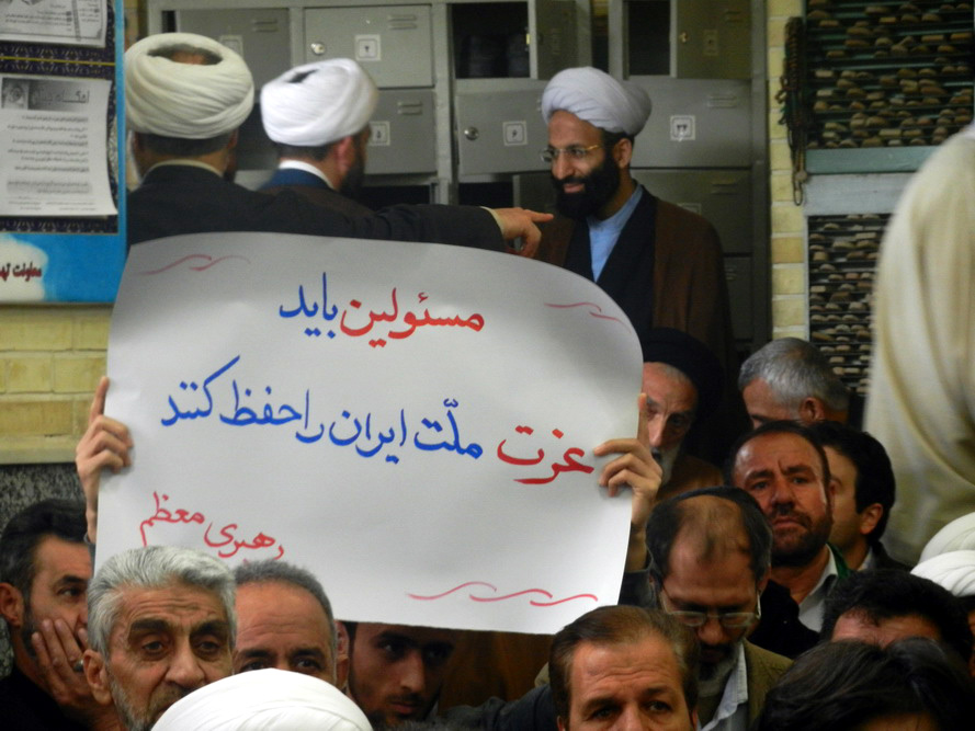 تجمع طلاب حوزه علمیه همدان نسبت به مواضع دشمنانه امریکا