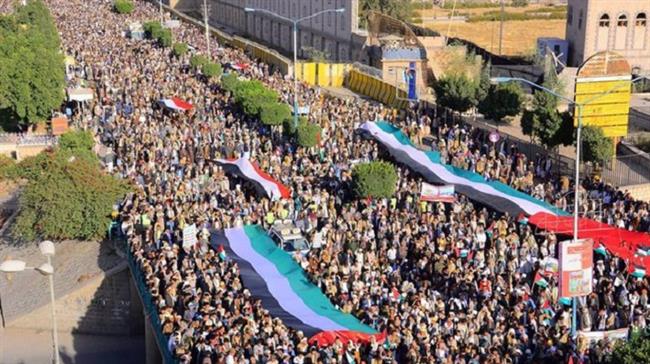 Yemeni people hold a protesting rally against the Israeli massacre of Palestinian protesters in the Gaza Strip, May 15, 2018.