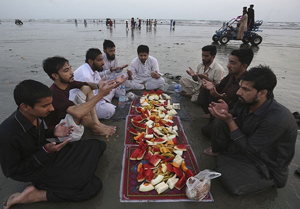 Muslims around Globe Observe Holy Month of Ramadan