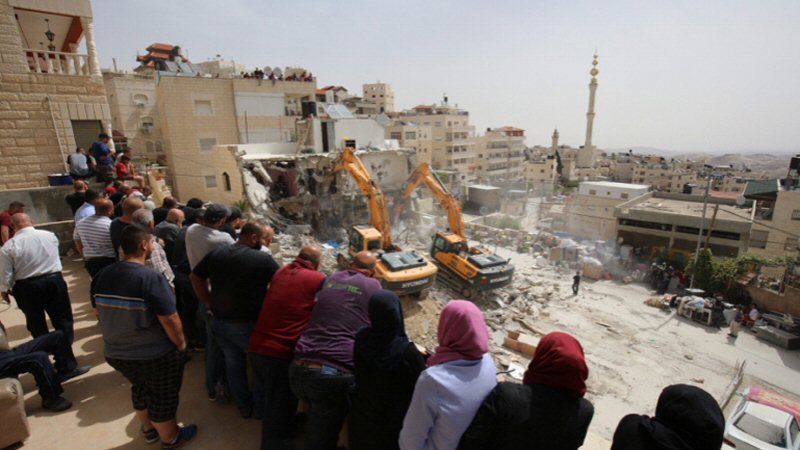 Israeli Forces Demolish Apartment Building, Displace 17 Palestinians in Jerusalem
