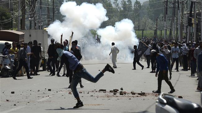 Protesters clash with Indian security forces at a funeral procession for Kaiser Bhat in Srinagar, Kashmir, June 2, 2018. (AFP photo)