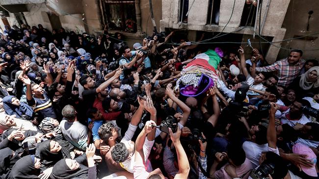 Palestinian mourners carry the body of 21 years old Razan al-Najjar during her funeral after she was shot dead by Israeli soldiers, in Khan Yunis on June 2, 2018. (Photos by AFP)