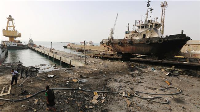 Workers inspect damage at the site of a Saudi airstrike on the maintenance hub in Hudaydah, Yemen, May 27, 2018. (Photo by Reuters)