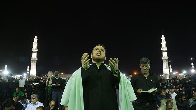 People pray on the night preceding the anniversary of Imam Ali (PBUH)’s martyrdom, at Jamkaran Mosque, near the holy city of Qom, June 5, 2018. (Photo by Tasnim News Agency)