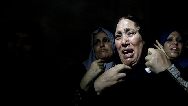 Palestinian relatives mourn over the death of 29-years-old Yussef al-Fassih during his funeral after he was shot dead by Israeli forces the day before, in the city of Khan Yunis in southern Gaza Strip, June 9, 2018. (Photo by AFP)