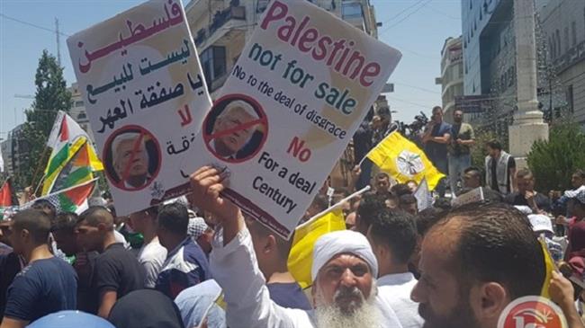 Palestinian demonstrators rally against US President Donald Trump’s peace plan known as the Deal of the Century, Ramallah, the occupied West Bank, on July 2, 2018. (Photos by Ma’an)