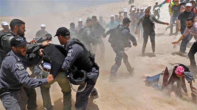 Protesters clash with Israeli police in the Palestinian Bedouin village of Khan al-Ahmar in the occupied West Bank on July 4, 2018. (AFP photo)