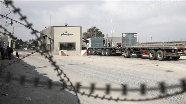 A truck is seen at the gate of the Kerem Shalom crossing, the main passage point for goods entering Gaza, in the southern Gaza Strip town of Rafah, on July 17, 2018. (Photo by AFP)