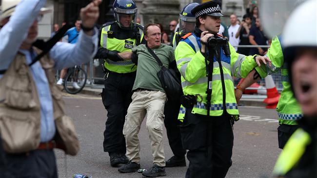 Police make an arrest after a gathering by supporters of far-right figure Tommy Robinson turns to violent in central London on June 9, 2018. (AFP photo)